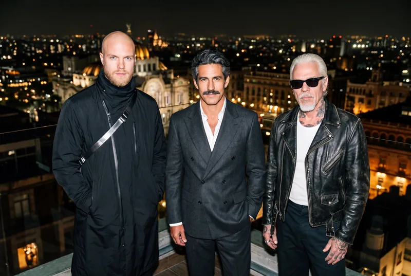 Leif, Rafael y Don Teo de noche en una azotea de la Ciudad de México