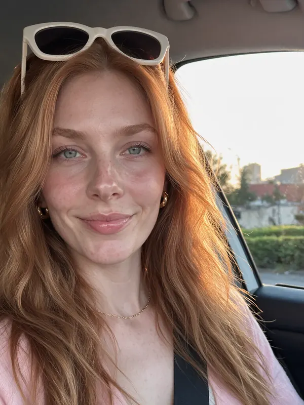 Selfie de Flayla en el auto al atardecer