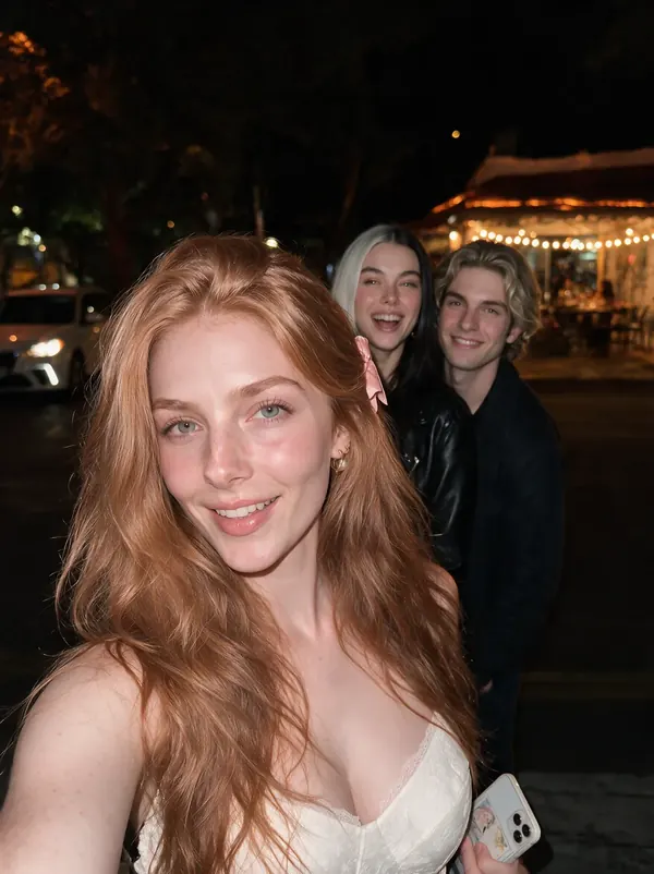 Selfie de noche de Flayla con Odeza y Klaus
