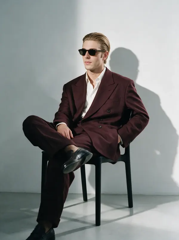 Klaus con traje color vino en el estudio
