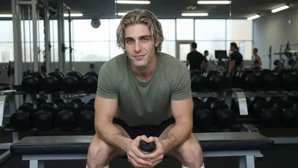 Klaus descansa entre series en el gimnasio