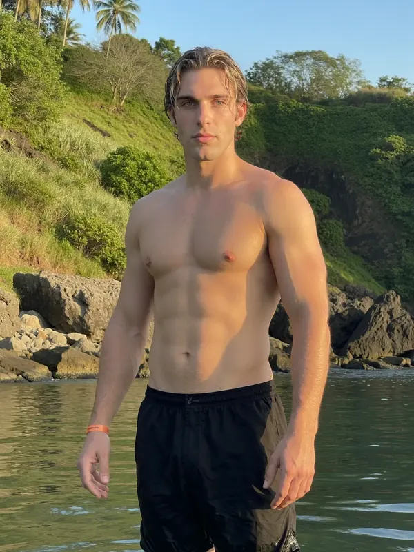 Klaus en el mar al atardecer