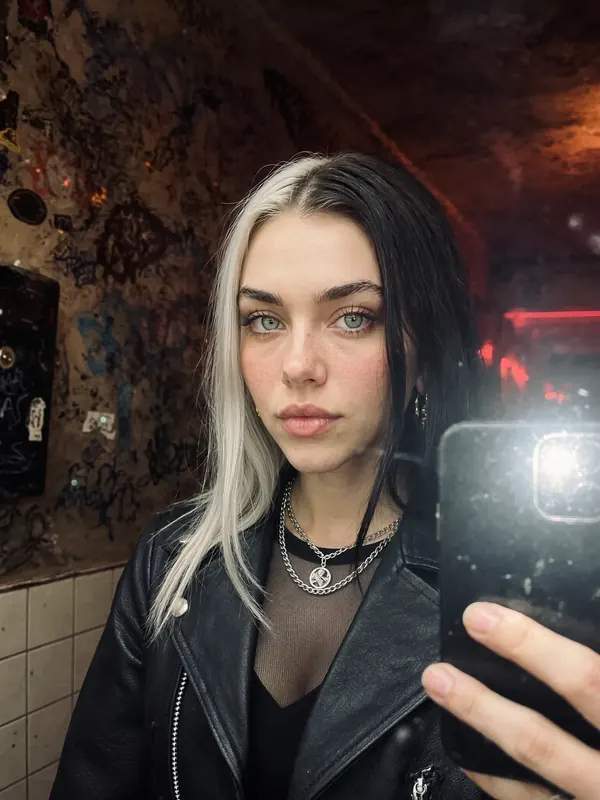 Selfie de Odeza en el espejo de un club