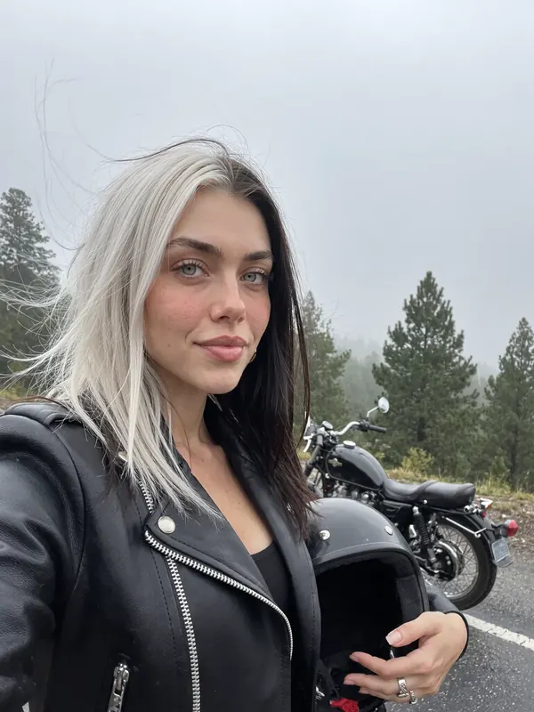 Selfie de Odeza con su moto en la montaña